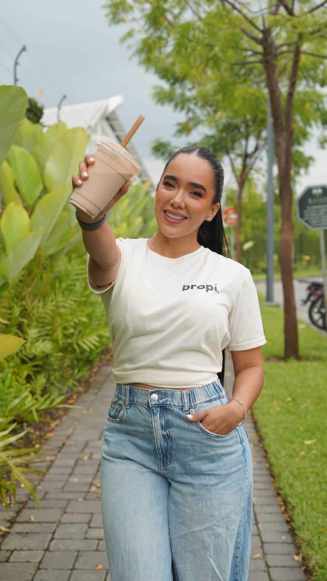 Vanessa Aguilar sonríe y extiende un batido hacia la cámara