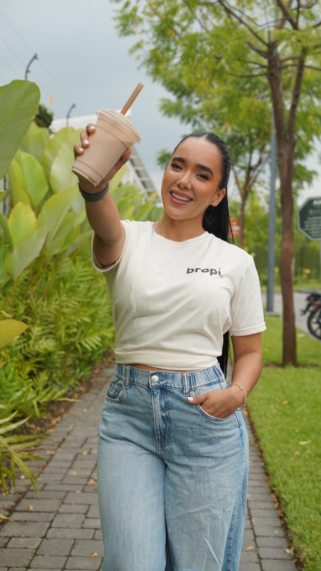 Vanessa Aguilar ofrece un batido BROPI con la camiseta de la marca