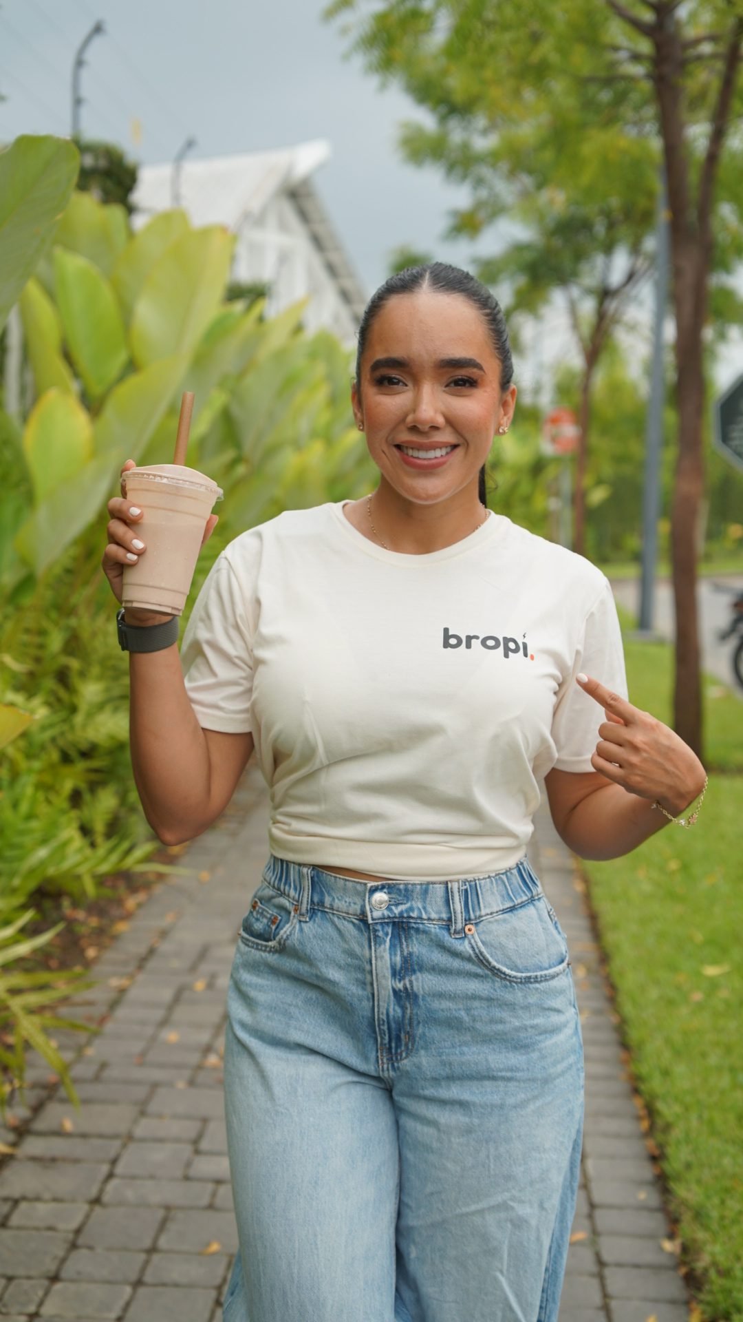 Vanessa Aguilar señala el logo de BROPI en su camiseta